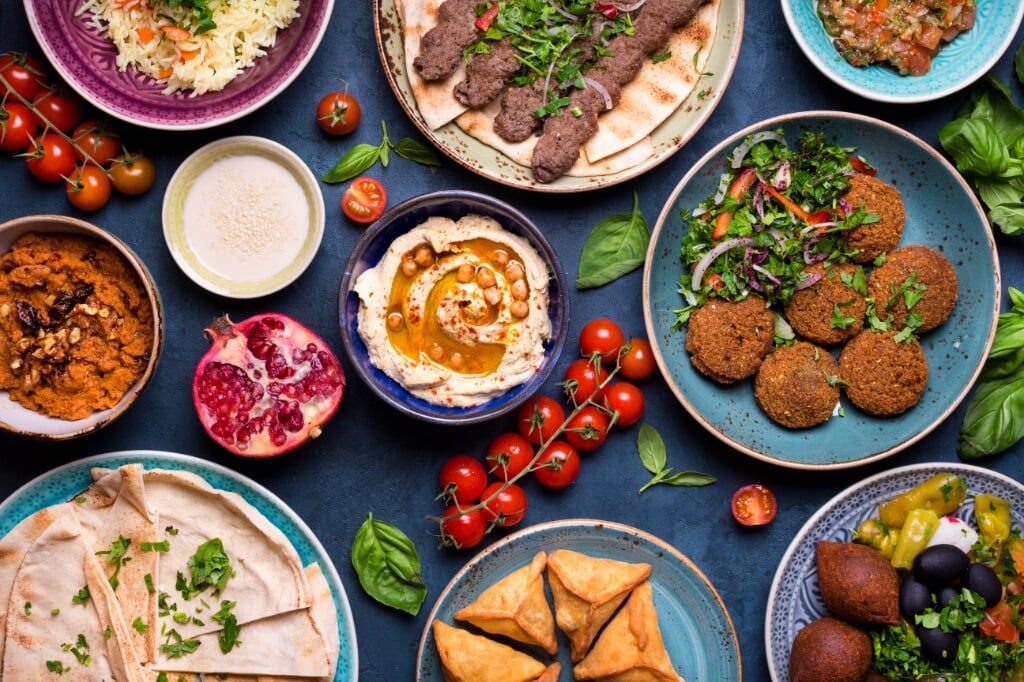 Na een maandlang vasten is het tijd voor Eid al-Fitr, oftewel het Suikerfeest. Na het gebed wordt er samen genoten van allerlei feestelijke gerechten en lekkernijen. (Foto: Shutterstock)