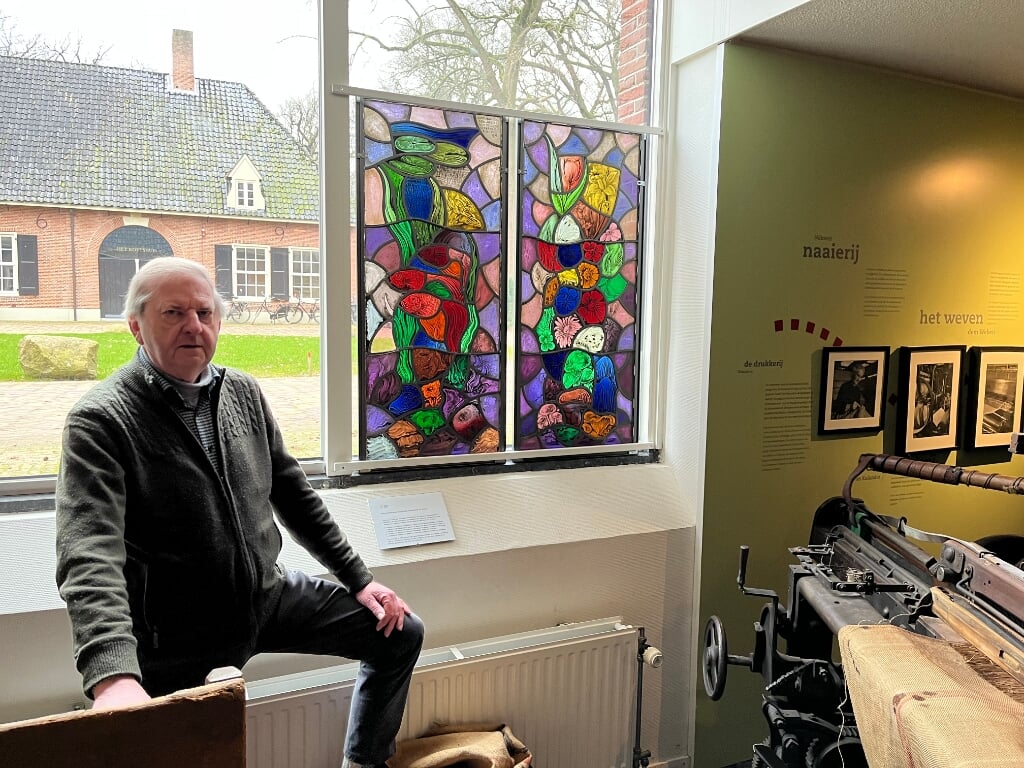 Conservator Jan van de Maat bij de glas-in-loodramen van Ter Horst in de jutekelder van het Bouwhuis.