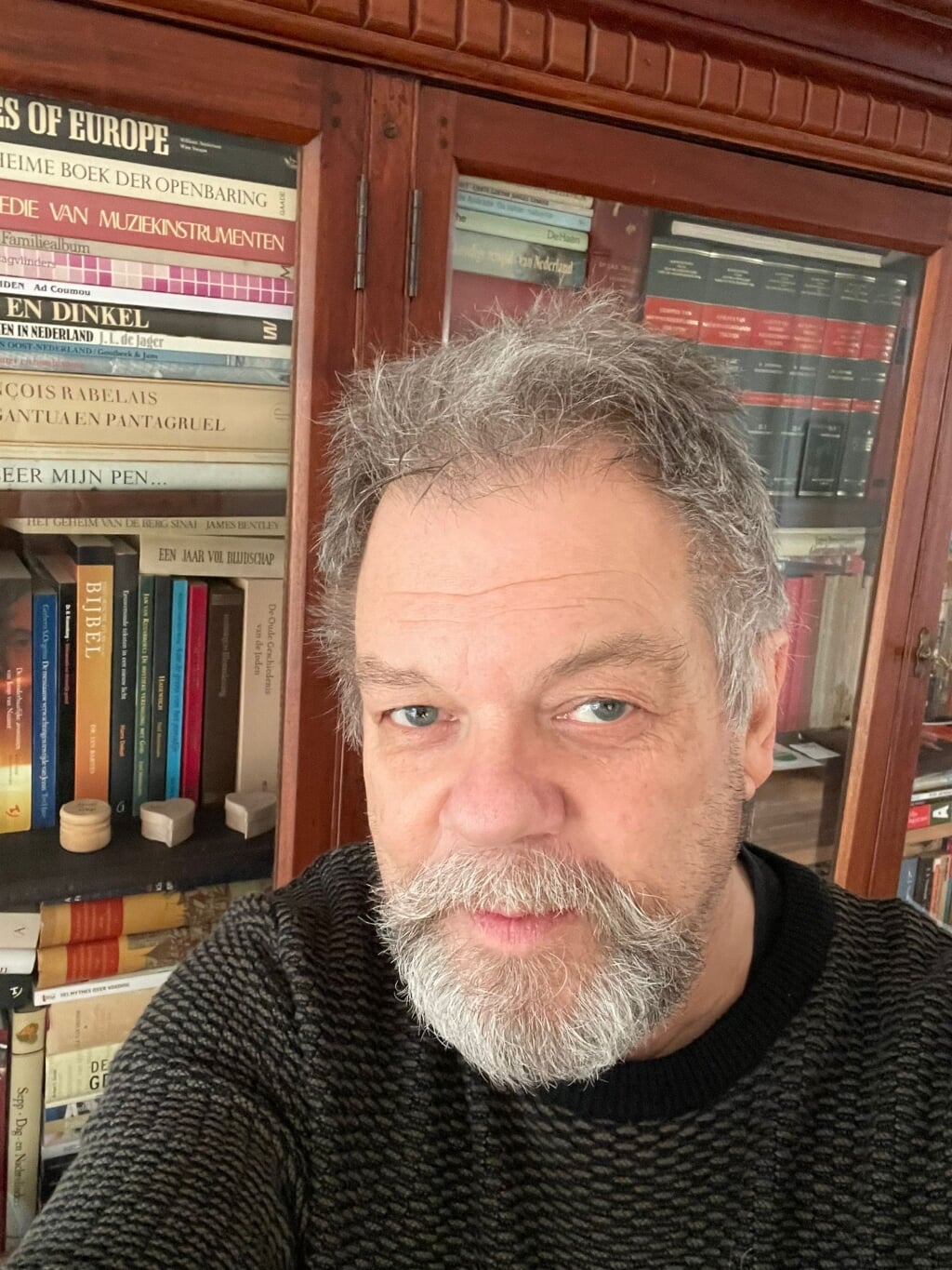 Jan Nijen Twilhaar voor zijn omvangrijke boekenkast. Als taalwetenschapper weet hij als geen ander te vertellen over de Helderse taal.