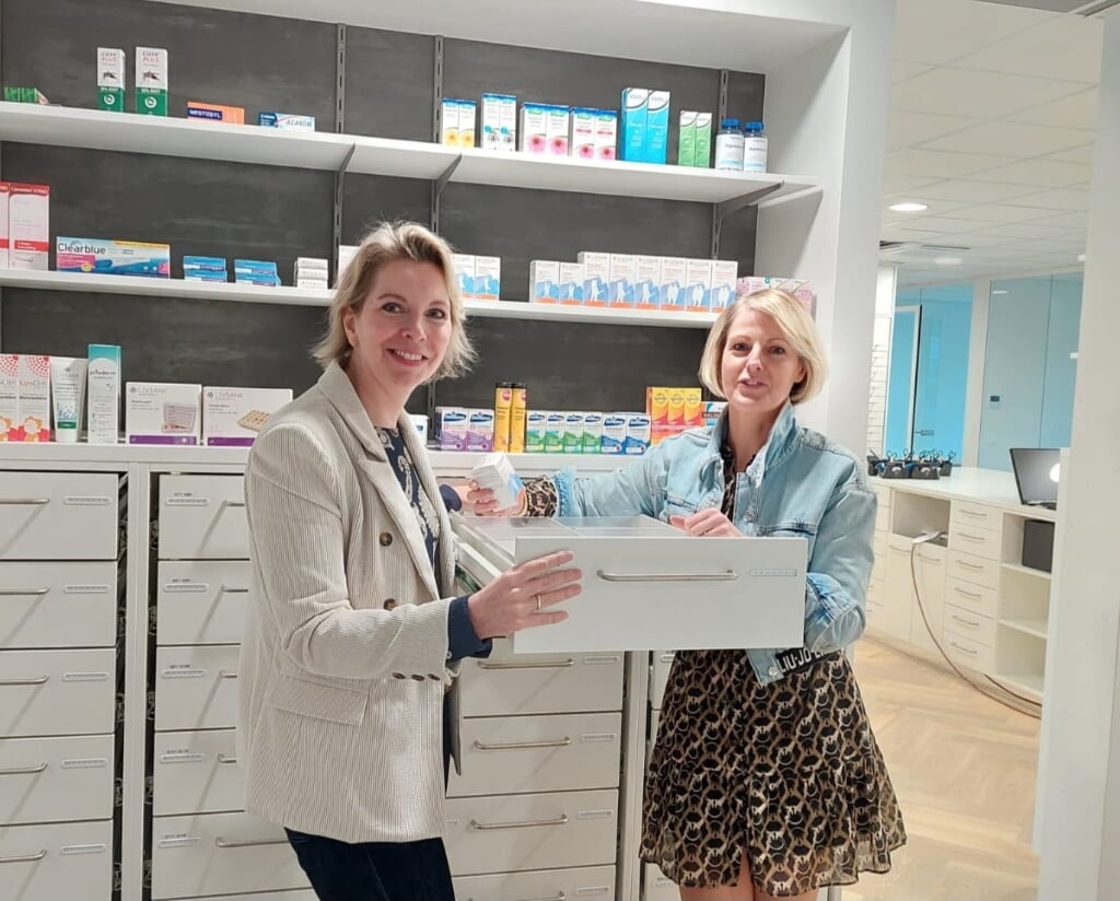 Barbara Oonk (links) en Anna-Carina ter Huurne in de nieuwe apotheek in Rijssen.