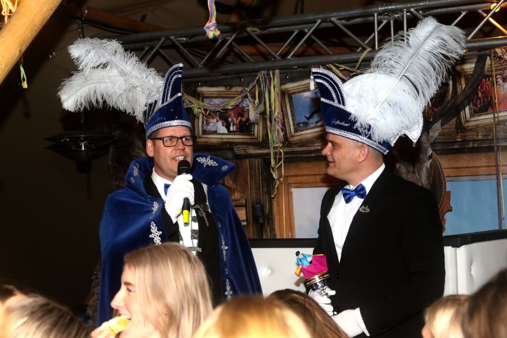 Prins Björn spreekt de aanwezige carnavalsvierders toe. Hij maakt gelijk de lijfspreuk voor dit jaar bekend: feesten en lol maken met veel gelal, wij gaan vol gas dit carnaval! (foto: Bart Broens)