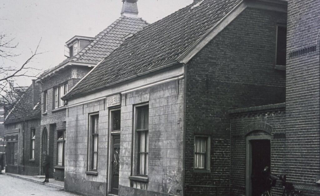 Panden omstreeks 1925 in de Rozengaarde van links naar rechts winkel later De Bico, woonhuis Slaghekke en St. Henricus-bejaardentehuis.