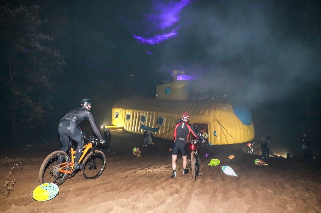 Duikboot in de diepe zandkuil tijdens de Mountainbikemania 2022 (foto: ANNAUF)