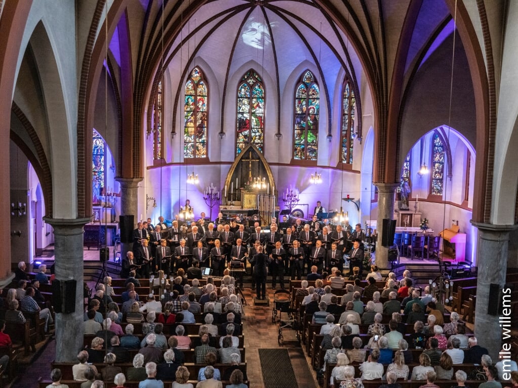 Concert Onder de Toren van het Nijverdals Mannenkoor en muziekvereniging KSW in de St. Antonius van Paduakerk, mei 2022.