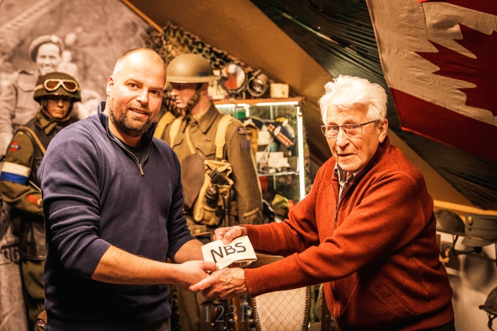 Mark Voortman en Roelf Wolterink bekijken de militaire verzameling van Mark (Foto: Gerbert Voortman).