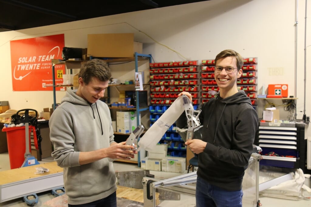 Niels en Sven ontvangen onderdelen. (Foto: Marten van den Brink)