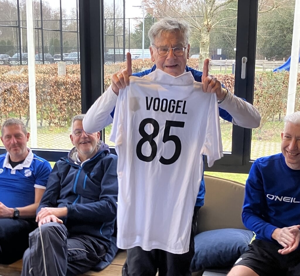 Wim Voogel heeft een mooi shirt gekregen van zijn medespelers. (Foto: MHC Almelo)