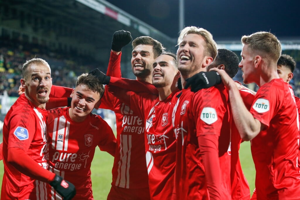 Juichende FC Twente-spelers na de 0-3 zege bij Fortuna. (Foto: Bas Everhard/Fc Twente Media).