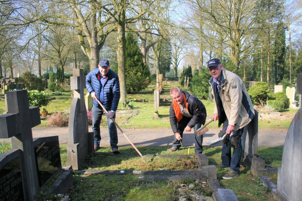 Het schoonmaken van de graven is een belangrijk jaarlijks eerbetoon voor de gebrachte offers.