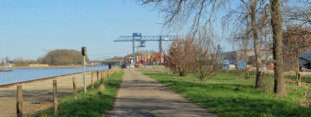 Yvonne Denissen: 'In het verbrede Twentekanaal wordt druk gebaggerd om diep liggende schepen voldoende doorvaart te verlenen.' (Foto: Albert Fien)