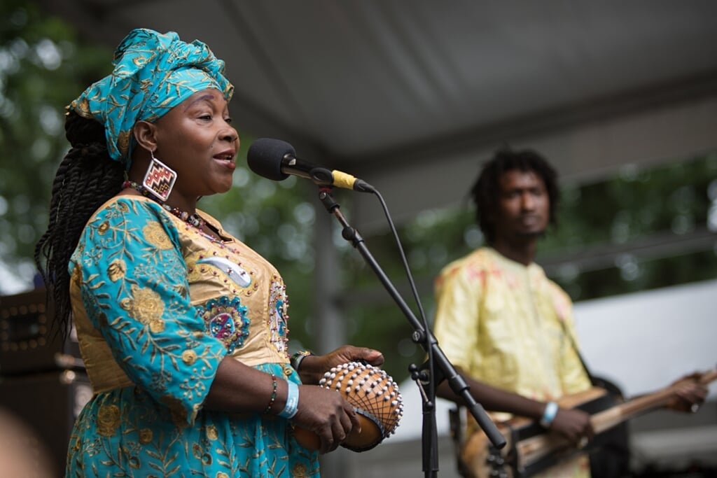 Zangeres Hawa Kassé Mady Diabaté van Trio Da Kali op 2 juli 2017 tijdens het Afrika Festival Hertme