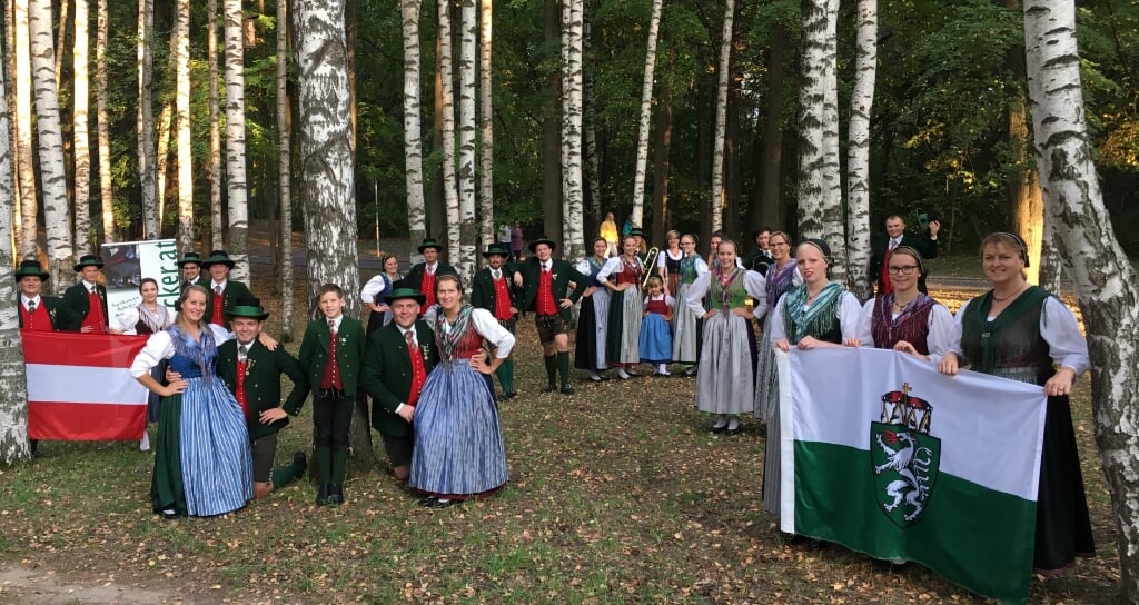 Folkloristische dansgroep Hellendoorn zoekt gastgezinnen voor de Oostenrijkse dansgroep “Die Rossecker“.