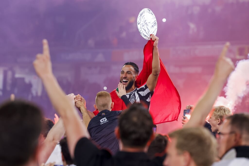 Ismail Azzaoui en de fans vieren feest. Heracles is kampioen. (Foto: Michael Bulder/NES Images)