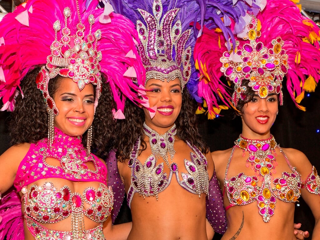 Adembenemende danseressen bij de Tropical Braderie op woonboulevard Almelo.