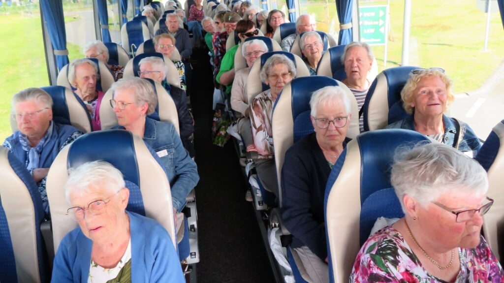 57 gasten en 15 vrijwilligers gingen in twee bussen op pad naar Emsflower en naar het tuincentrum.
