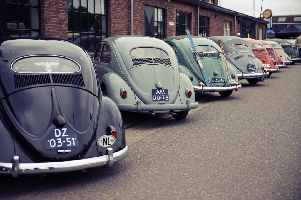 Klassieke Volkswagens gaan naar Vliegveld Twenthe.