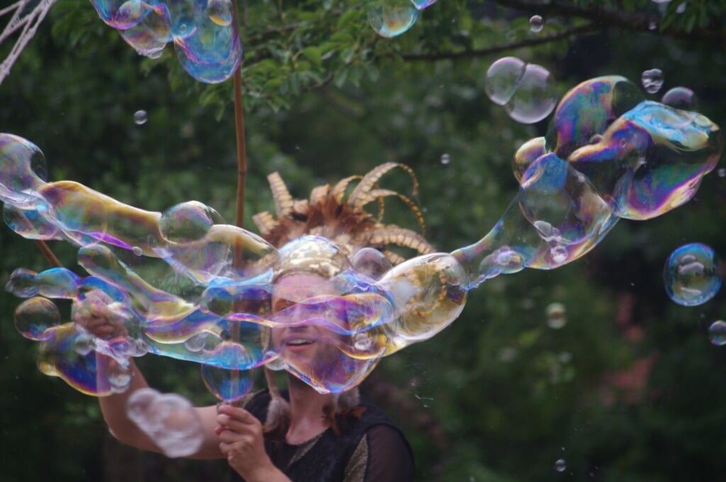 Bubblica wist bezoekers van Zunnewende al eerder te betoveren met hun magische zeepbellen spel. Dat lukt ze dit jaar vast nog een keer.