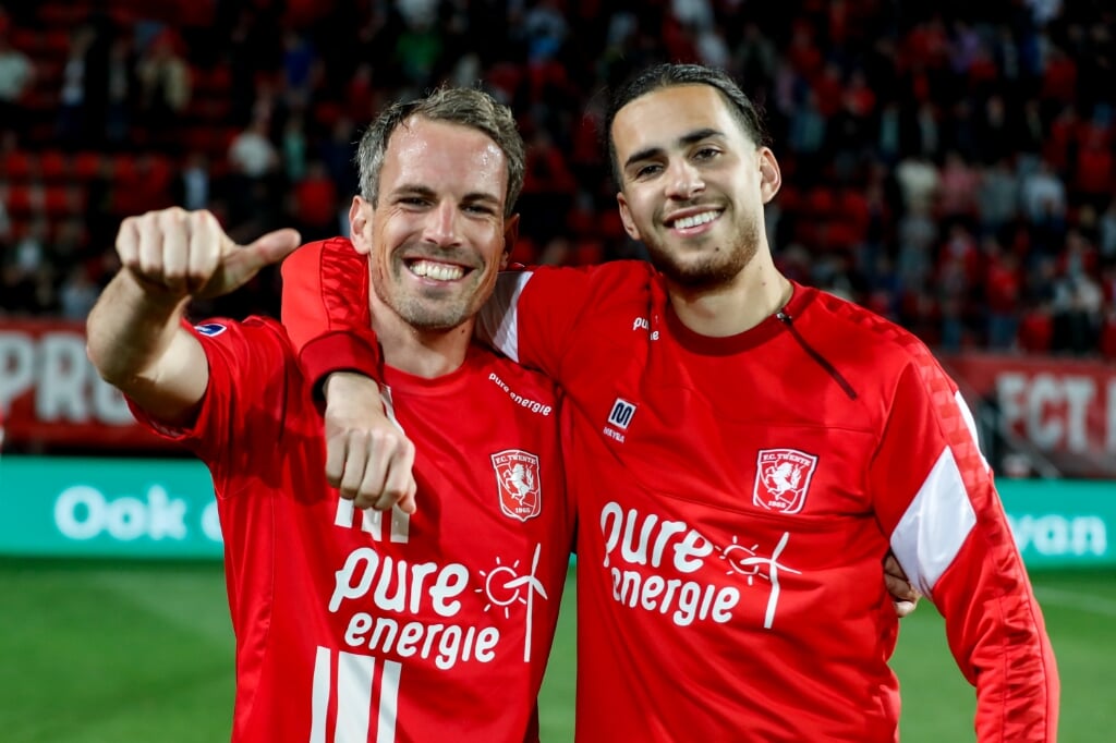 Wout Brama en Ramiz Zerrouki na de wedstrijd tegen NEC. (Foto: Bas Everhard/FC Twente Media)