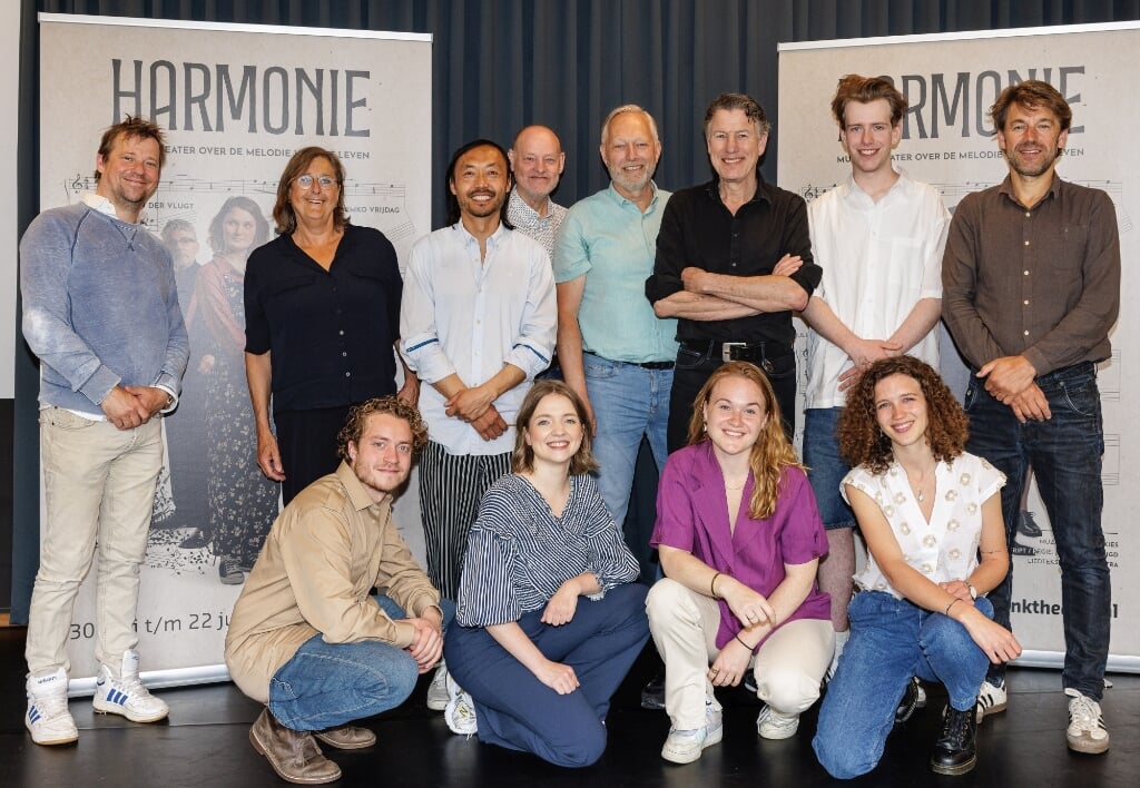 De cast van Harmonie met rechts Remko Vrijdag. Deze zomerse theaterverrassing wordt twaalf keer opgevoerd in het Wilminktheater. (Foto: Arjo Frank Kievits)