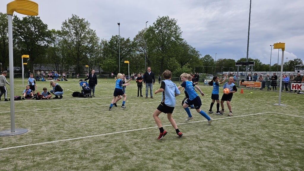 Het schoolkorfbaltoernooi vond op 10 en 11 mei plaats bij Blauw Zwart in Wierden.