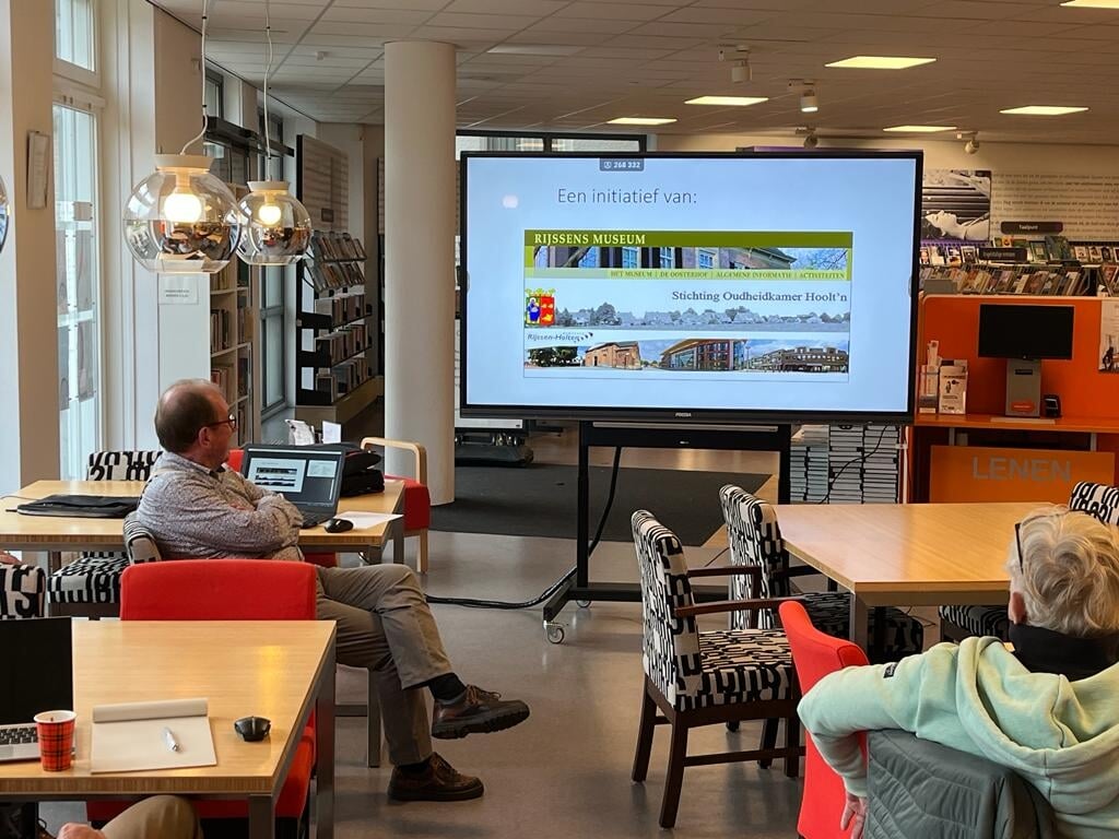 Projectleider Jannes van de Willige (links) presenteert de website Erfgoed Rijssen-Holten in de bibliotheek aan de Kerkstraat.