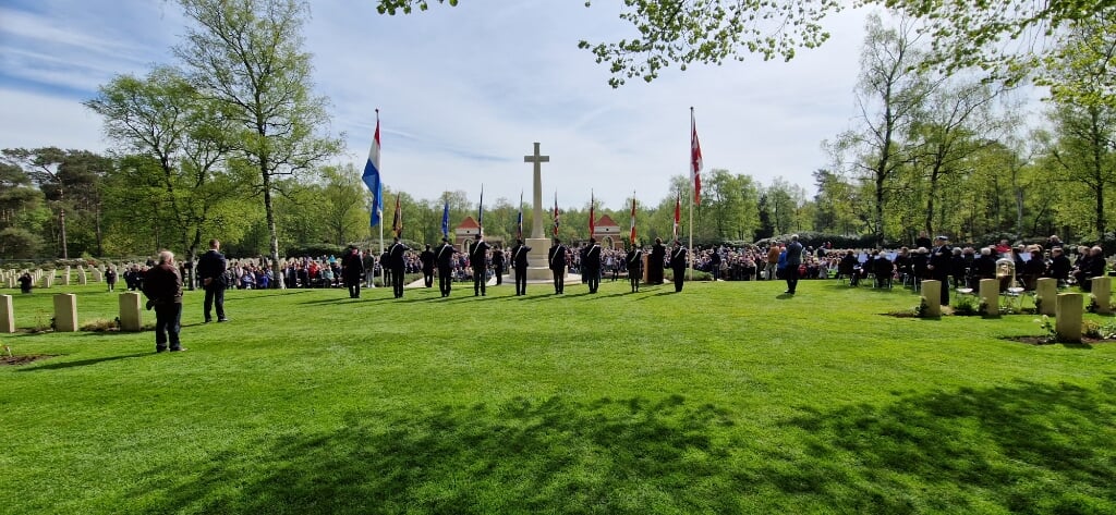 Veel belangstelling voor de 4 mei herdenking op de Canadese Begraafplaats.