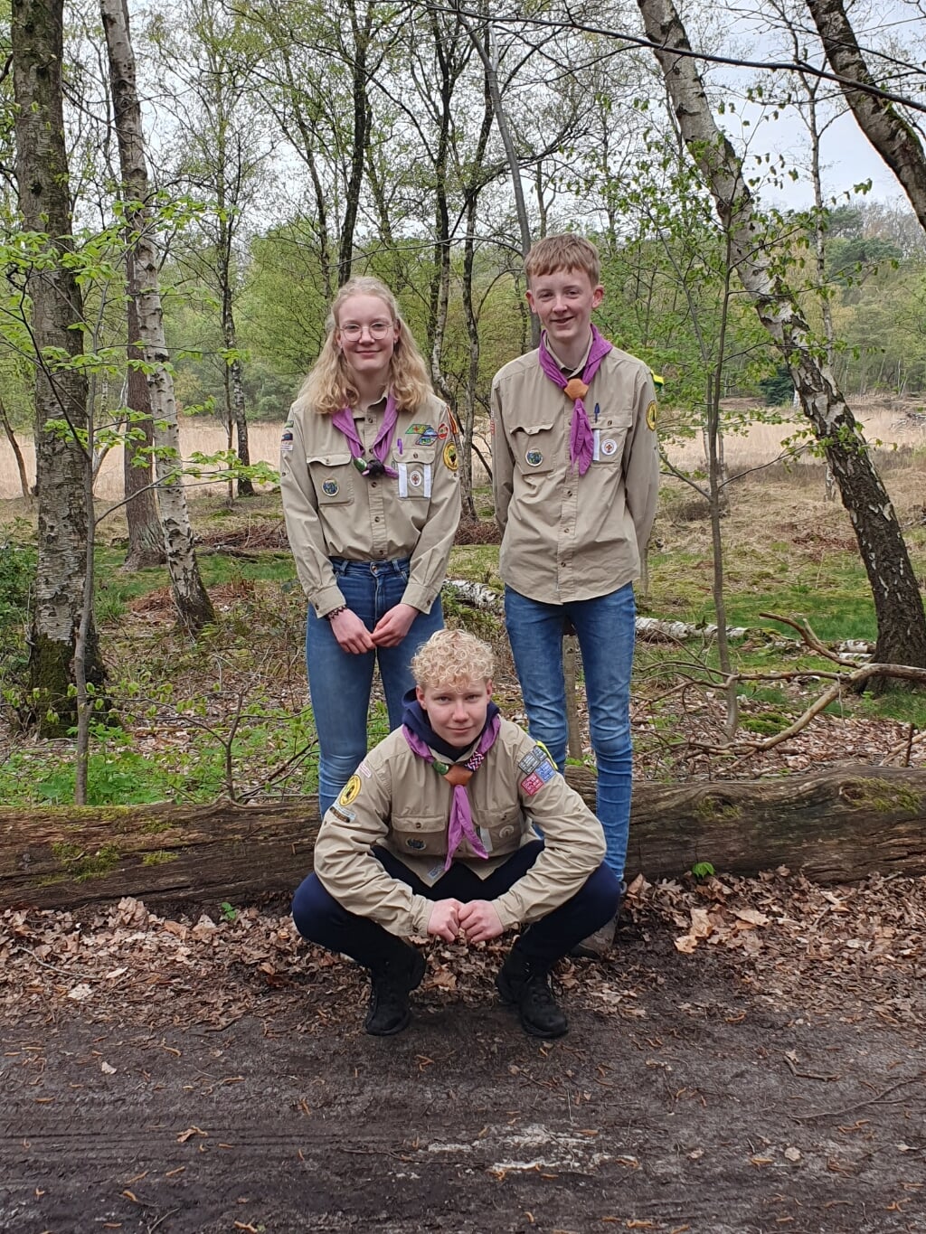 Scouts Tim, Sven en Birgit helpen bij de Nationale Dodenherdenking op de Dam.