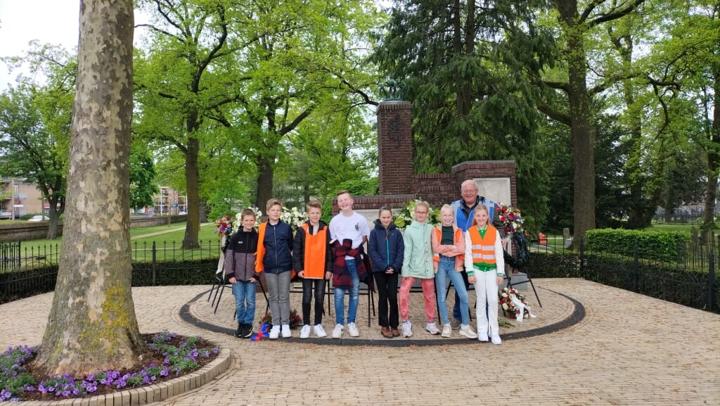 Leerlingen van de Julianaschool maken de Bevrijdingswandeling onder leiding van stadsgids Johan Mekenkamp.