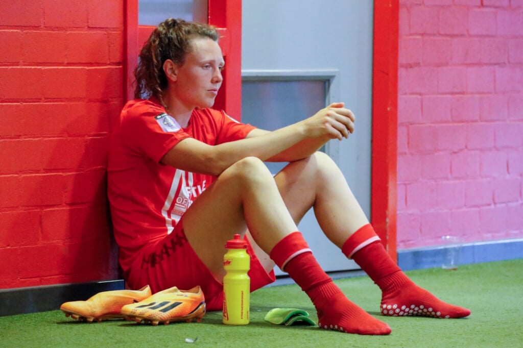 Zo ziet teleurstelling er uit: Fenna Kalma na het mislopen van de landstitel. (Foto: Bas Everhard/FC Twente Media)
