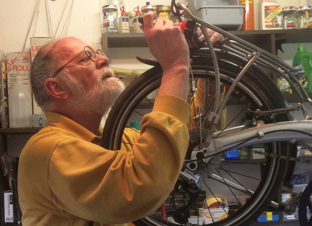 Een mooi voorbeeld van een LETS-dienst. Een van de leden repareert een fiets voor een ander lid. Met de wevertjes die hij hiervoor krijgt, kan hij weer een dienst inkopen.