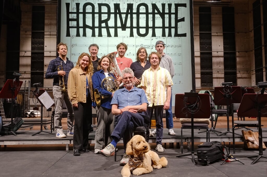 De cast van Harmonie is in Enschede neergestreken voor de lokale repetities. ''Harmonie laat op komische en tragische wijze het wel een wee zien van een harmonieorkest.’’ Foto: Tjeerd Derkink