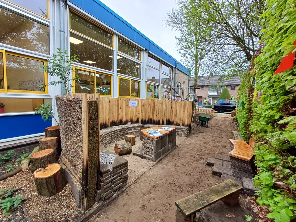 De Montessorischool heeft een nieuw buitenleslokaal. 