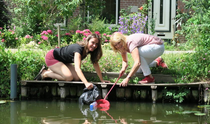 Mira Roosenburg (links) en Angelique Stroomberg (rechts) in actie! Ze kijken uit naar de eerste Canal Cleanup Delft!  
