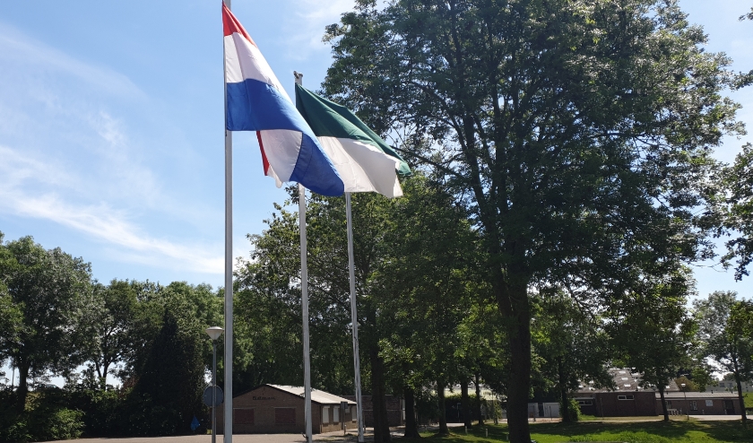 De vlaggen hingen zondag uit bij het clubgebouw van Schuttersgilde Excelsior. Veel inwoners van 't Gelders Eiland deden dit ook als eerbetoon voor alle schutters. (foto: John Jansen)   