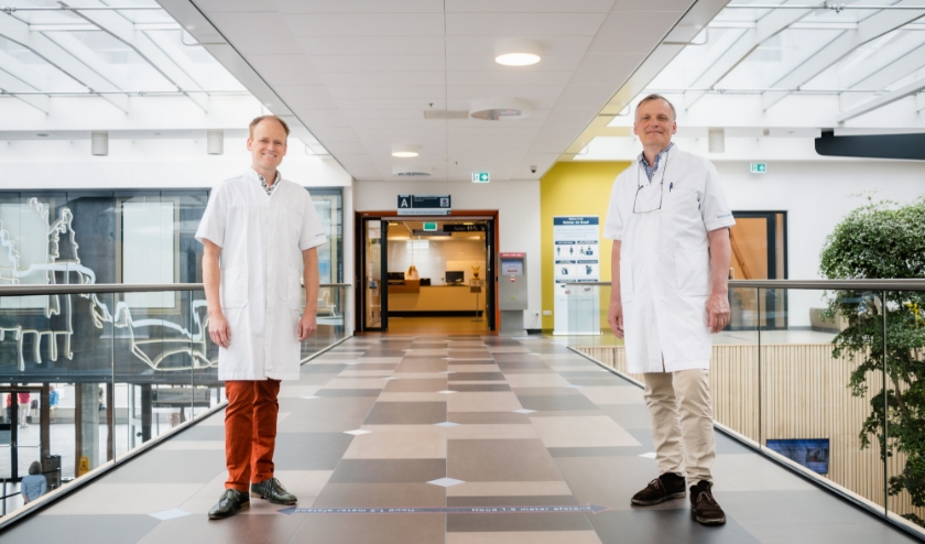 Longartsen van het Reinier de Graaf ziekenhuis Marc van Lanen (links)  en Ronald van Rossem (rechts)   