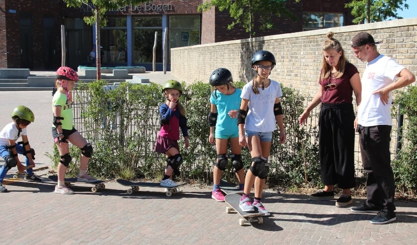 De kinderen leren van SkateDays de basis van het skaten op de Teenspot, naast De Vrijstaat. Foto: Johan Maaswinkel  