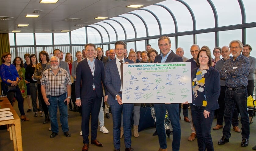 <p>Diverse verenigingen, organisaties, bedrijven, GGD Zeeland en de drie gemeenten in Zeeuws-Vlaanderen; Hulst, Sluis en Terneuzen hebben onlangs het Preventieakkoord Zeeuws-Vlaanderen ondertekend.</p>  