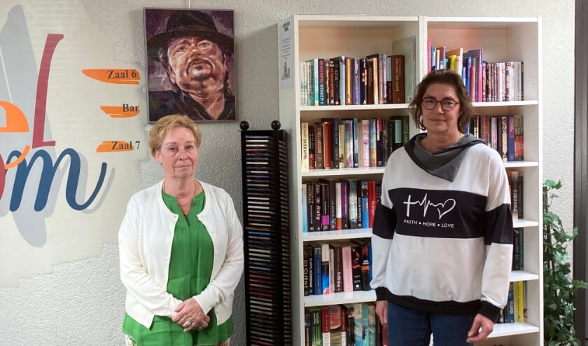 <p>Vrijwilligers Olga en Marlene in Cultureel Centrum De Schalm</p>  