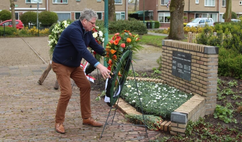 <p><strong>Kees Verkerk legde een krans namens Oranjevereniging De Meern. Foto: Johan Maaswinkel&nbsp;</strong>&nbsp;</p>  