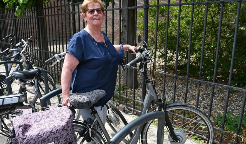 <p>Corrie uit Duiven is enthousiast over de nieuwe fietsrekken in het centrum. De fietsen worden niet meer beschadigd. (foto: Ab Hendriks)</p>  
