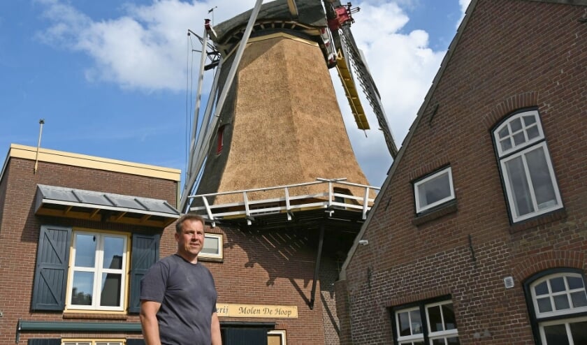 <p>Frits Botter voor Grutterij Korenmolen de Hoop in Oud-Zevenaar. De molen staat weer te pronken aan de Babberichseweg. (foto: Ab Hendriks)</p>  