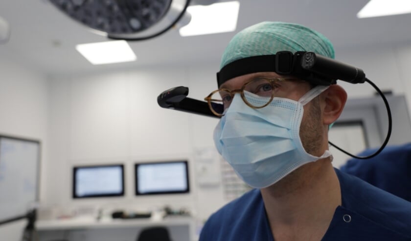 <p>Een chirurg in de operatiekamer met de smart glasses.&nbsp;</p>  