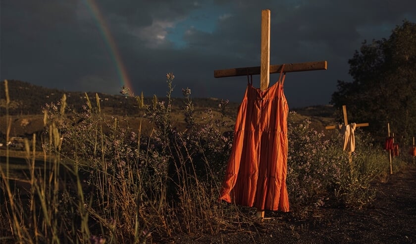 <p>De winnende foto van 2021 toont kinderkleding gehangen aan kruizen. De kleding herdenkt inheemse kinderen die zijn gestorven op een katholieke Canadese kostschool.</p>  