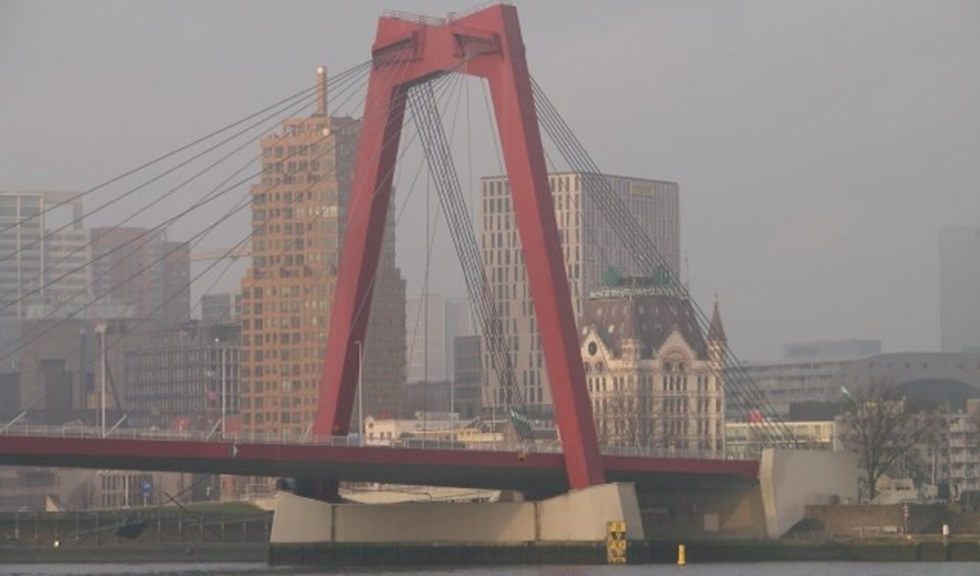 De Willemsbrug zal worden ingepakt en krijgt zijn oorspronkelijke kleur rood weer terug.