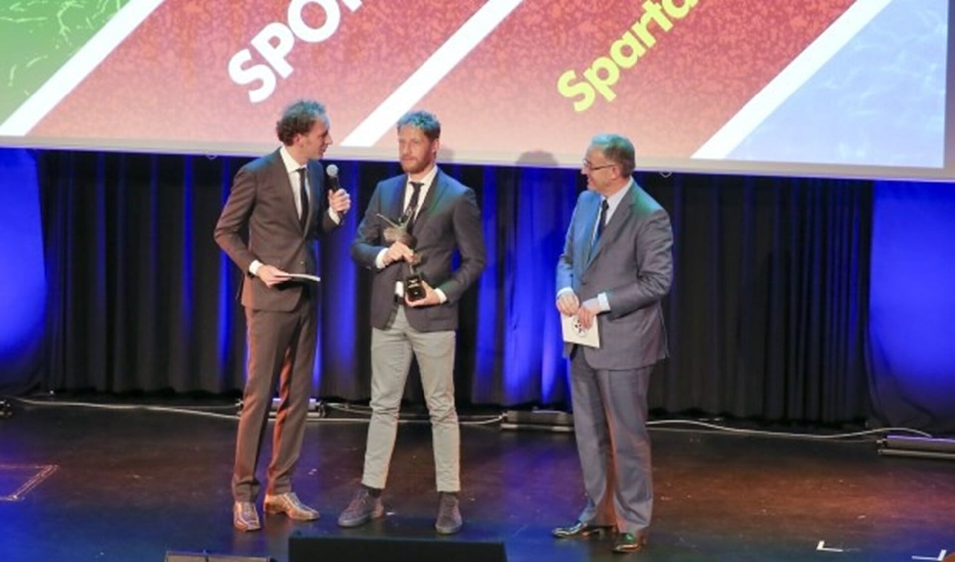 Aanvoerder Michel Breuer van Sparta neemt de prijs voor beste sportploeg in ontvangst. Foto: Rob Kamminga
