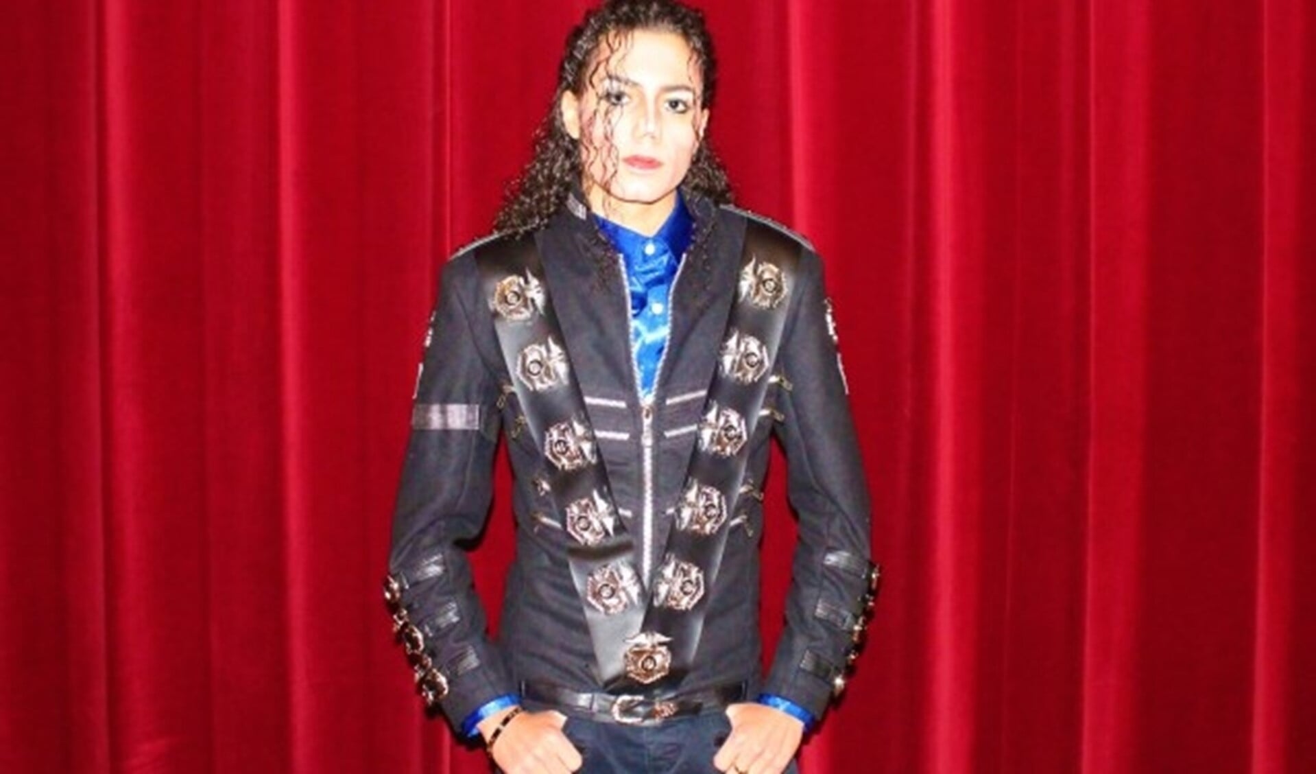 Marciano Martie treedt 8 december als Michael Jackson op in LCC Romeynshof in Ommoord. (foto: Annemarie van der Ploeg)