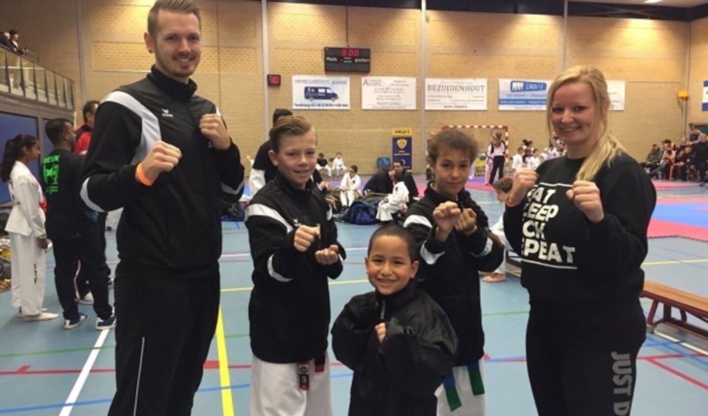 V.l.n.r Leraar Marcel Hildering, Hans Herfkens, Juan Salcedo Alvarez, Paige Kemner, Lerares Samantha Booij.