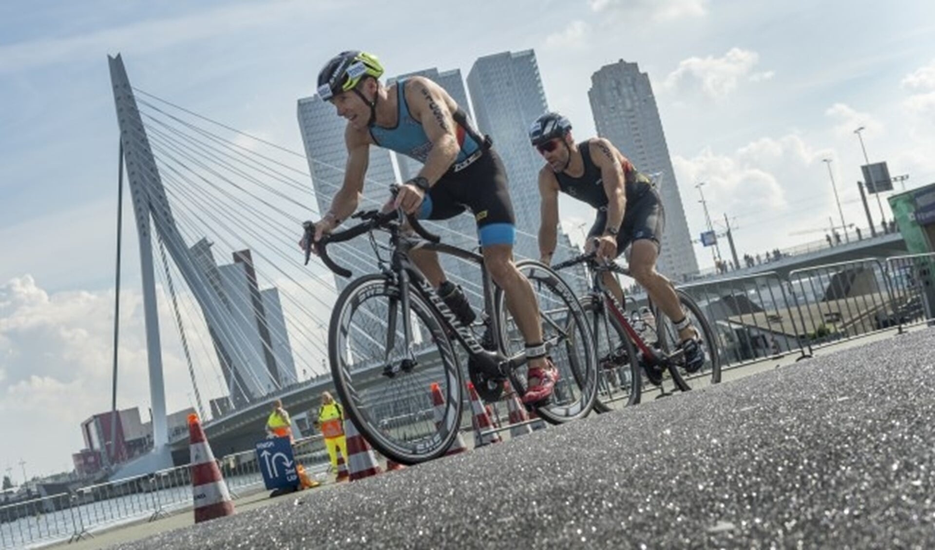 Het WK Triathlon op een parcours aan de Maas leverde mooie beelden op, ook voor de deelnemers. (Foto: Rotterdam Topsport)