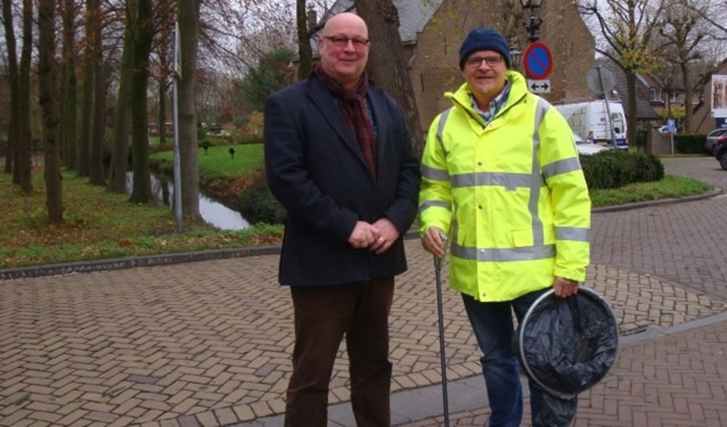 Hans Huijgen, voorzitter van BuurtPreventie Albrandswaard met Menno Kloosterman, begeleider bij Profila Zorg Puttershoek.