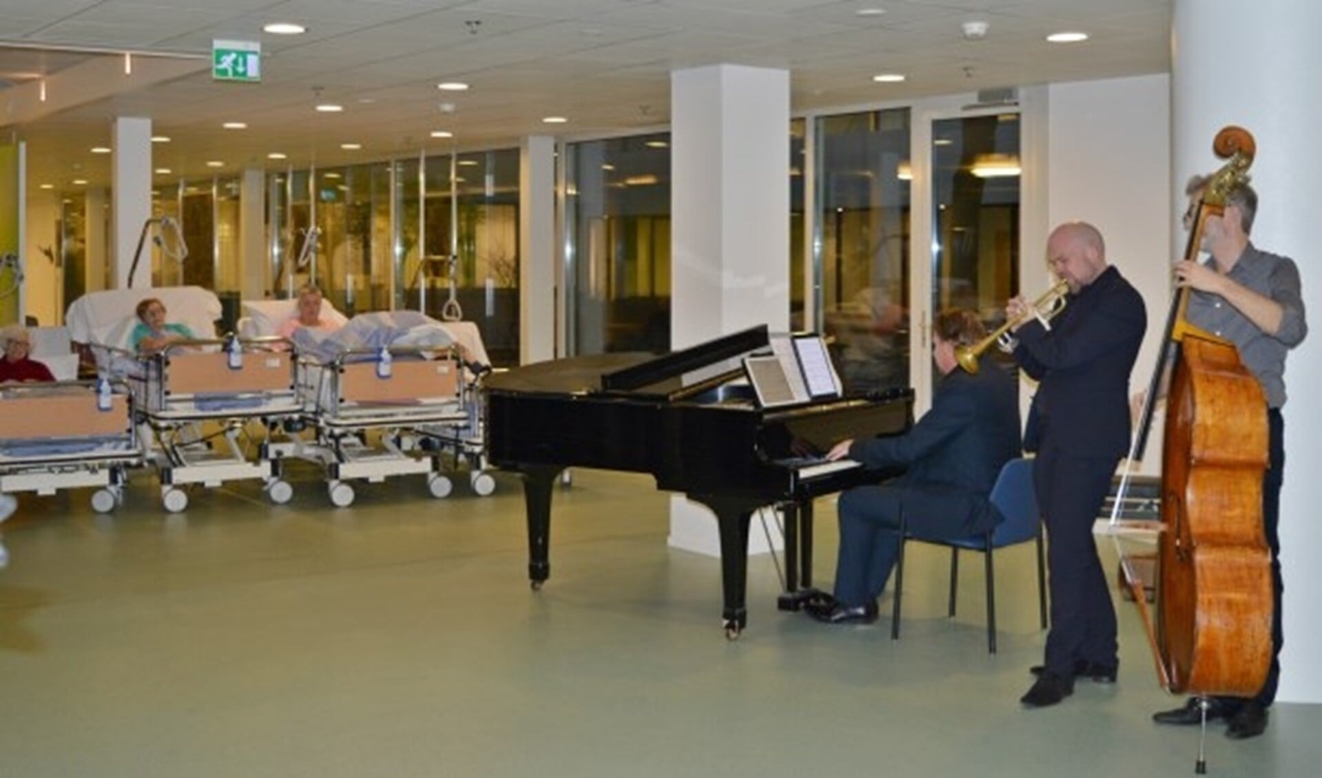 Musici spelen voor patiënten en bezoekers.